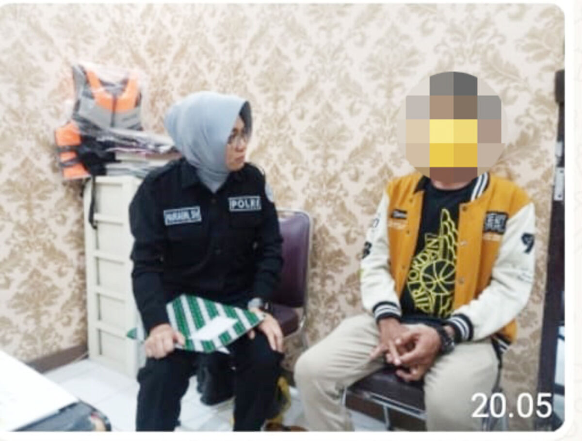 ANIAYA -- Kasubsipenmas Sihumas Polres Pelabuhan Makassar yang menginterogasi warga yang viral di medsos diduga dianiaya polisi. 
