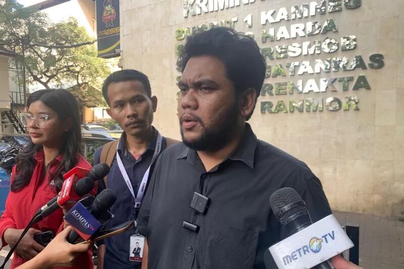 Peneliti Lokataru Foundation Fian Alaydrus saat menjawab pers di Polda Metro Jaya, Selasa (2/9/2025).(ANTARA/Mario Sofia Nasution)