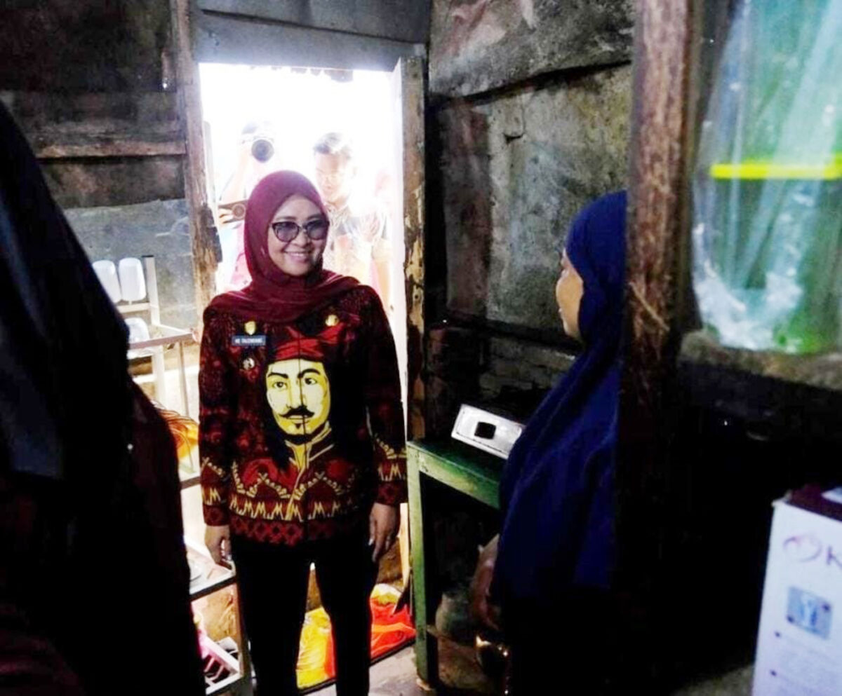 IST
RUMAH KME -- Bupati Gowa, Husniah Talenrang saat menyambangi rumah para KME di Somba Opu.
