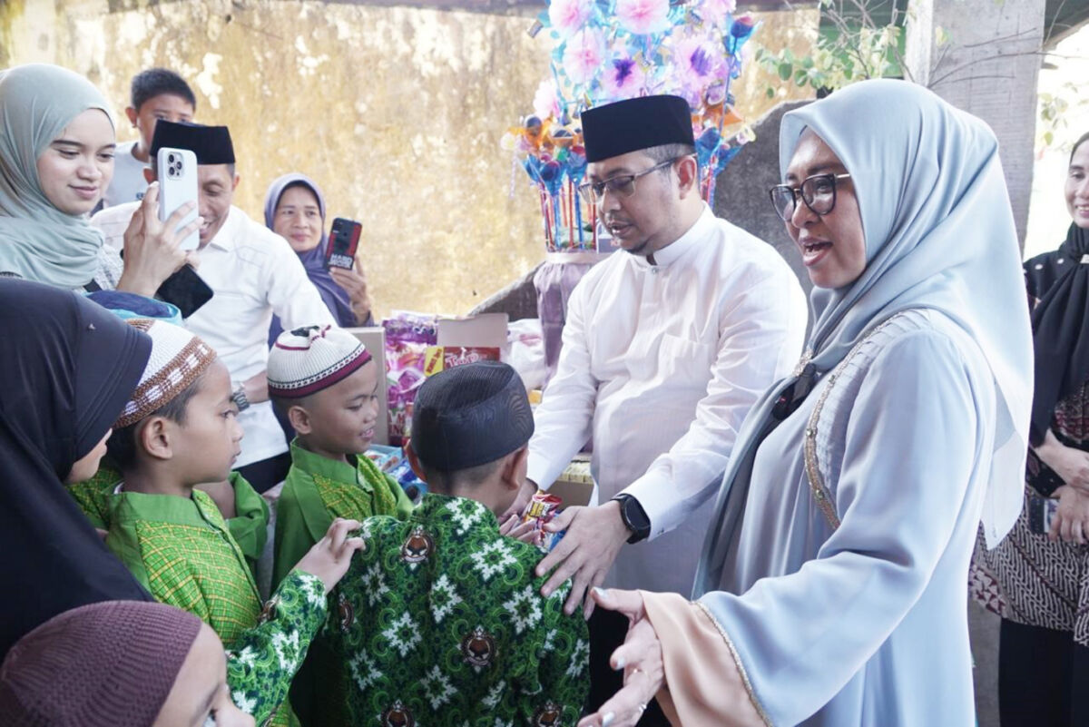 IST
KUNJUNGI LKSA -- Bupati Gowa, Husniah Talenrang saat mengunjungi salah satu LKSA di Somba Opu dan berbagi bakul maulid dengan anak-anak panti asuhan. 
