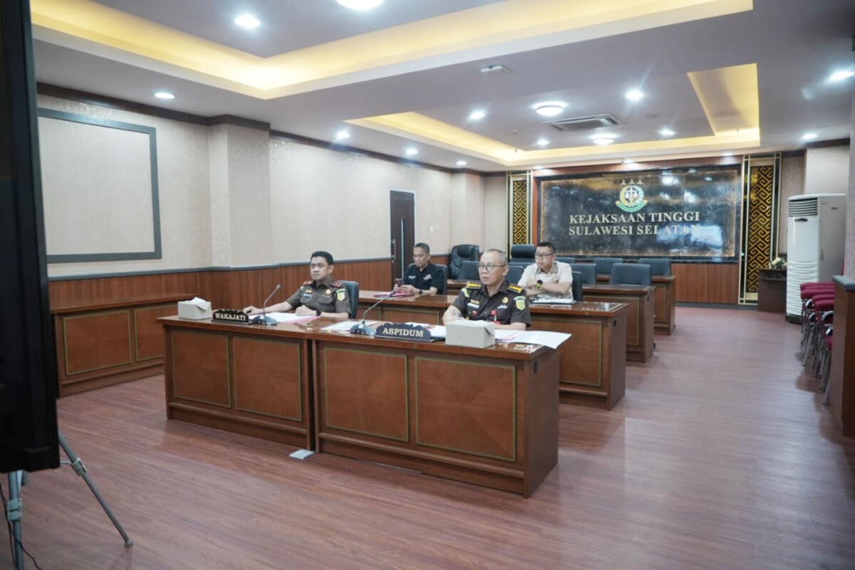 RESTORATIF JUSTICE -- Wakajati Sulsel, Robert M Tacoy didampingi Aspidum saat memimpin ekspose perkara bersama Cabjari Bone di Kajuara dalam rangka restorative justice di kantor Kejati Sulsel, Selasa (9/9).