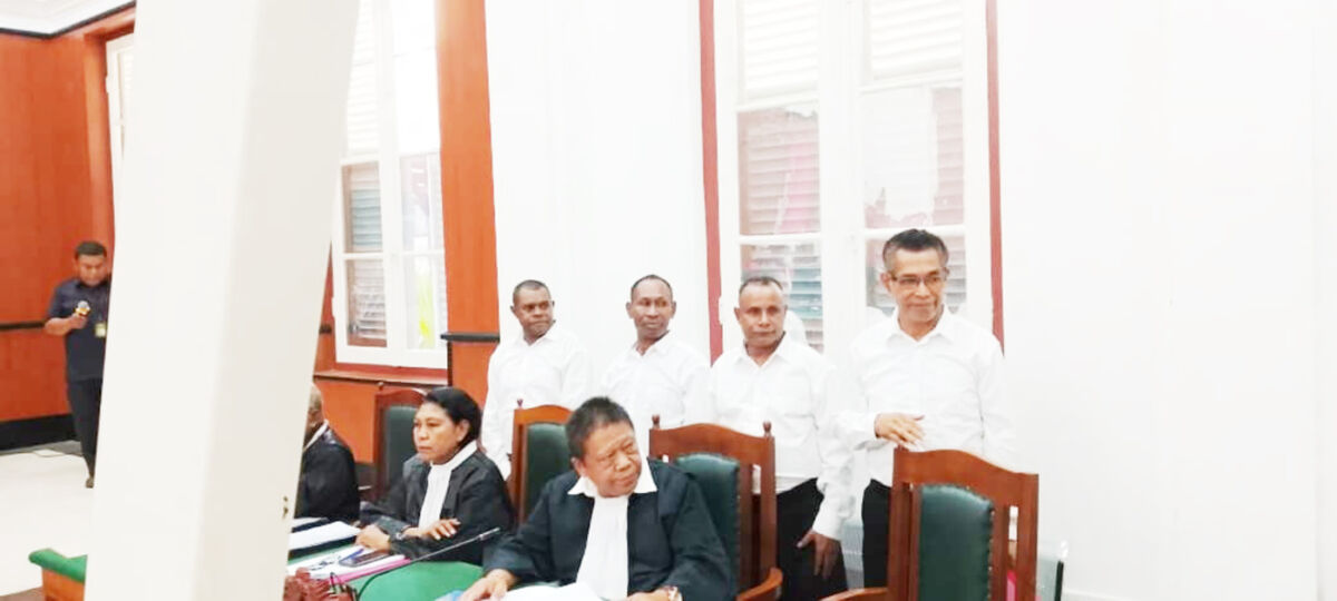 SIDANG -- Para terdakwa dugaan makar saat akan menjalani persidangan di Pengadilan Negeri Makassar, Senin, 15 September 2025.
