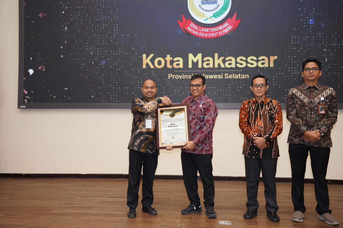 ist
PENGHARGAAN--Pemerintah Kota (Pemkot) Makassar kembali menunjukkan komitmennya dalam transformasi digital. 
Hal itu dibuktikan dengan kembali meraih penghargaan sebagai salah satu dari 10 Pemerintah Daerah Terbaik di Indonesia dalam Gajah Mada Digital Transformation Governance Index (GM-DTGI) Awards 2025, Kamis (18/09/2025).