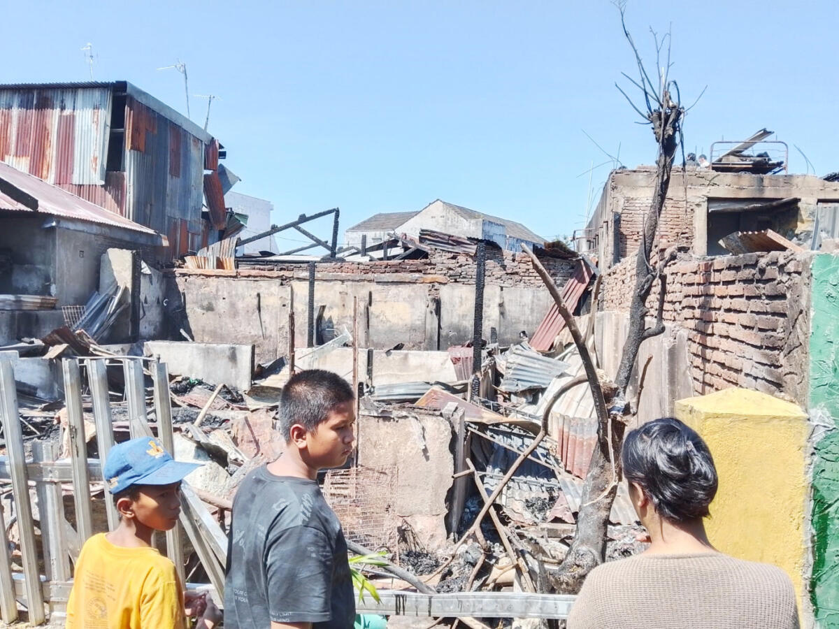 KEBAKARAN -- Sejumlah warga hanya bisa menatapi rumahnya yang ludes dilalap si jago merah saat kebakaran di Jalan Teluk Bayur, Kelurahan Maccini Sombala, Kecamatan Tamalate yang terbakar. 
