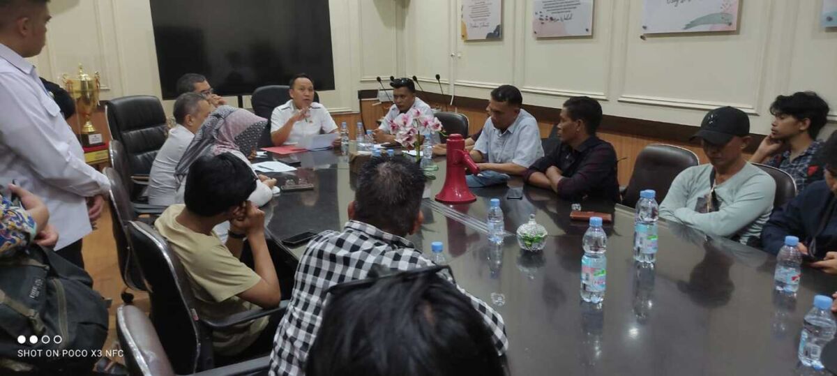 BKM/SAR
AMPERA -- Massa Ampera Manuju saat diterima Kepala Kantor BPN/ATR Gowa selaku Ketua P2T, Achmad bersama PPK Pengadaan Tanah BBWSPJ, Ratmiyadi dan Kerua Satgas B, Andi Subhan di kantor BPN/ATR Gowa.