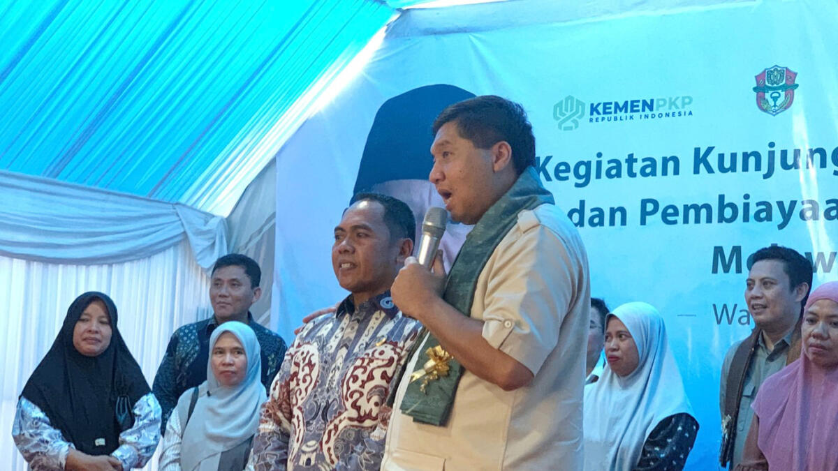 BANTUAN -- Bupati Wajo, Andi Rosman bersama Menteri Perumahan dan Kawasan Permukiman, Maruarar Sirait saat meninjau kondisi rumah warga di kawasan kumuh Mattiro Tappareng, Kelurahan Wiringpalennae, Kecamatan Tempe, Kabupaten Wajo baru-baru ini.
