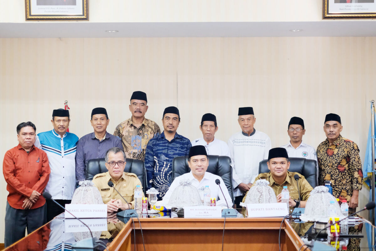 VERIFIKASI -- Bupati Bantaeng, M Fathul Fauzy Nurdin menghadiri rapat verifikasi faktual (wawancara) calon pimpinan Badan Amil Zakat Nasional (Baznas) Kabupaten Bantaeng periode 2025-2030 di Ruang Rapat Wakil Bupati Bantaeng, Selasa (16/9).