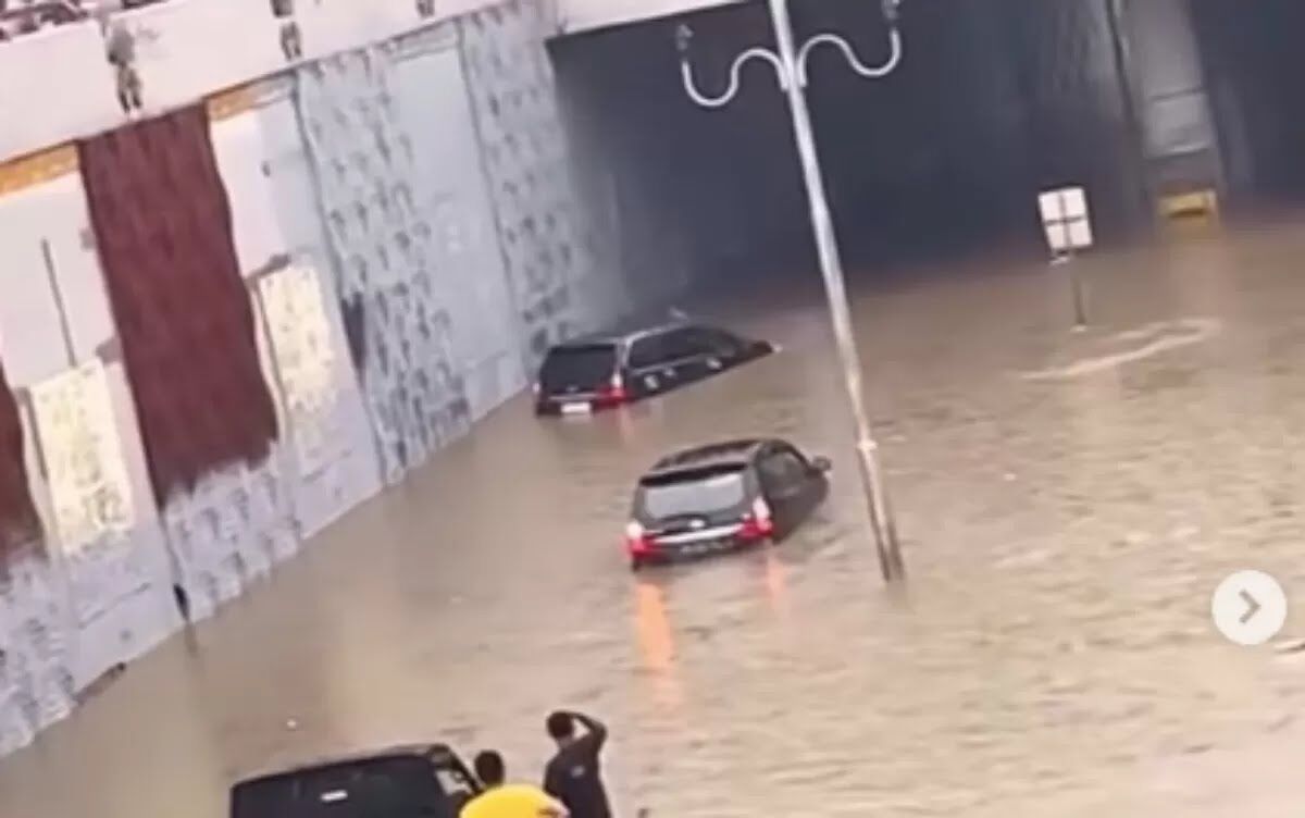 Banjir di Jembrana, Bali, menyebabkan 2 orang meninggal dan ratusan warga mengungsi. BPBD melakukan penanganan darurat. (IG infodenpasarterkini.id)