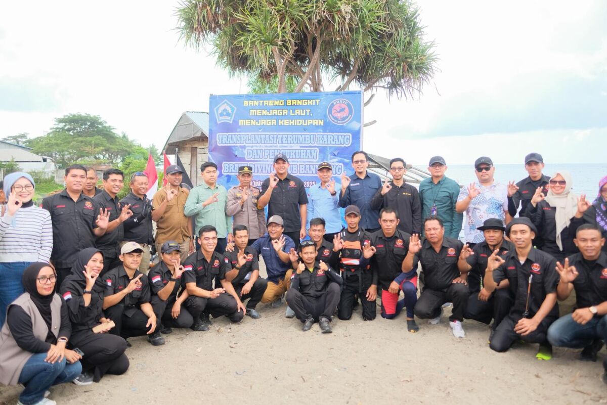 TRANSPLANTASI -- BDC Bantaeng bekerjasama Pemkab Bantaeng menggelar kegiatan Transplantasi Terumbu Karang di Pesisir Kampung Bakara Desa Pa'jukukang, Kecamatan Pa'jukukang dalam rangka memperingati HUT ke-80 RI Tahun 2025 serta sebagai bentuk kepedulian terhadap kelestarian dan edukasi lingkungan laut baru-baru ini. 
