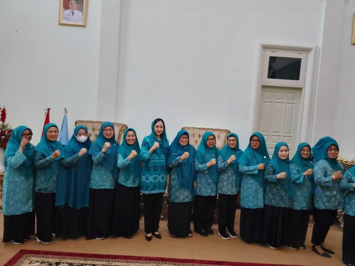KUNJUNGAN -- Ketua TP PKK Kabupaten Bantaeng, Gunya Paramasukhaputri didampingi Ketua GOW Kabupaten Bantaeng, Hj Rahma Arsyad menerima kunjungan dari tim SMEP PKK Provinsi Sulsel di Rujab Bupati Bantaeng, Selasa (16/9).
