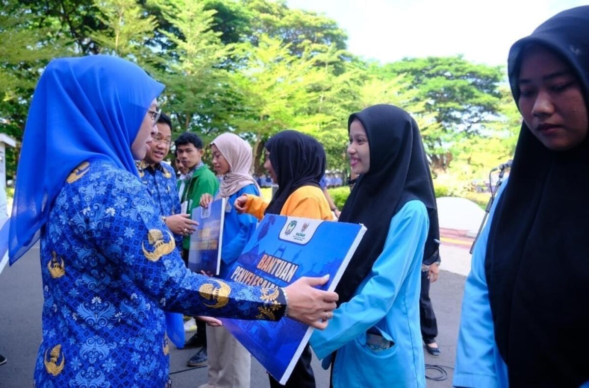 IST
BANTUAN -- Bupati Gowa, Husniah Talenrang, menyerahkan bantuan pendidikan untuk 10 mahasiswa kurang mampu. 
