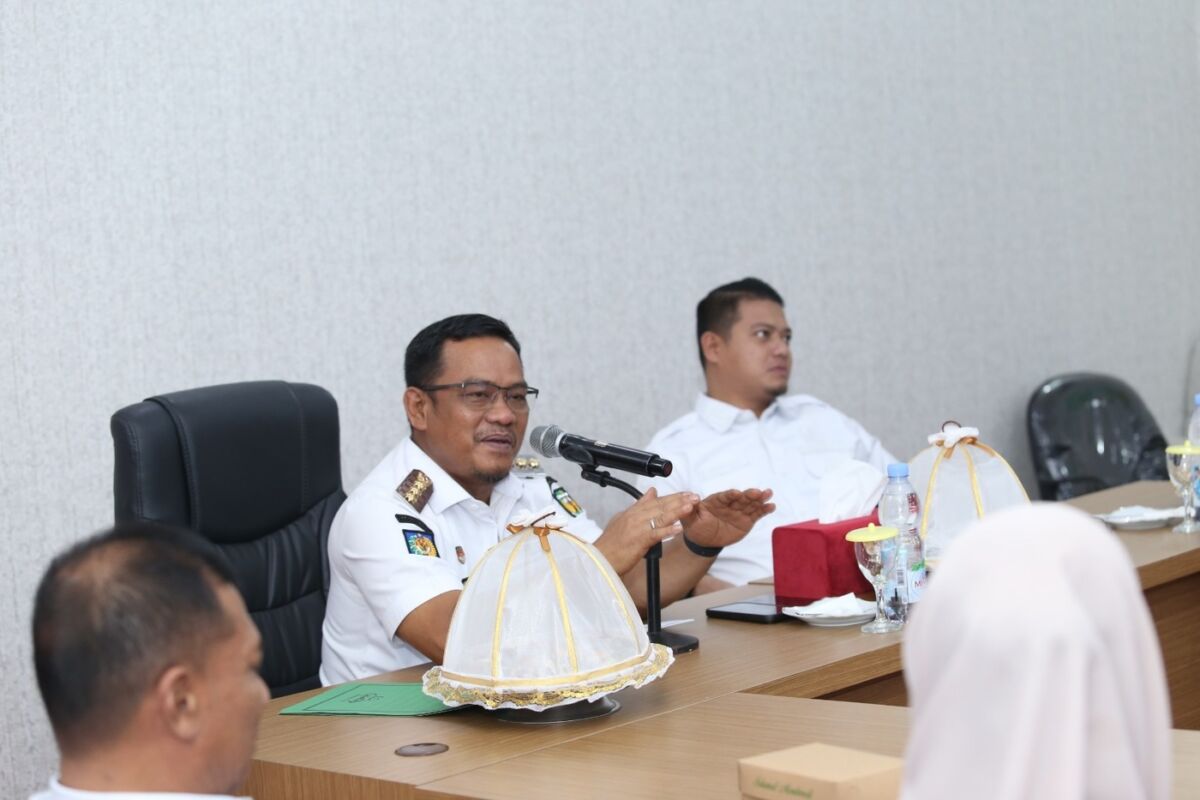 PBB NAIK -- Bupati Luwu Patahudding saat memimpin rapat terkait kenaikan PPB-P2 di Kantor Bupati Luwu baru-baru ini.   
