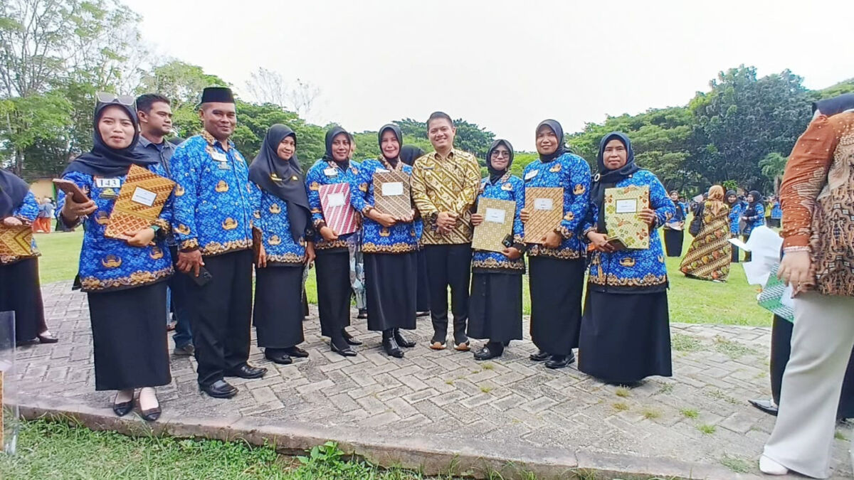 TERIMA SK -- Wabup Luwu Devy Bijak foto bersama para PPPK usai menerima SK yang diserahkan Bupati Luwu Patahudding baru-baru ini.  
