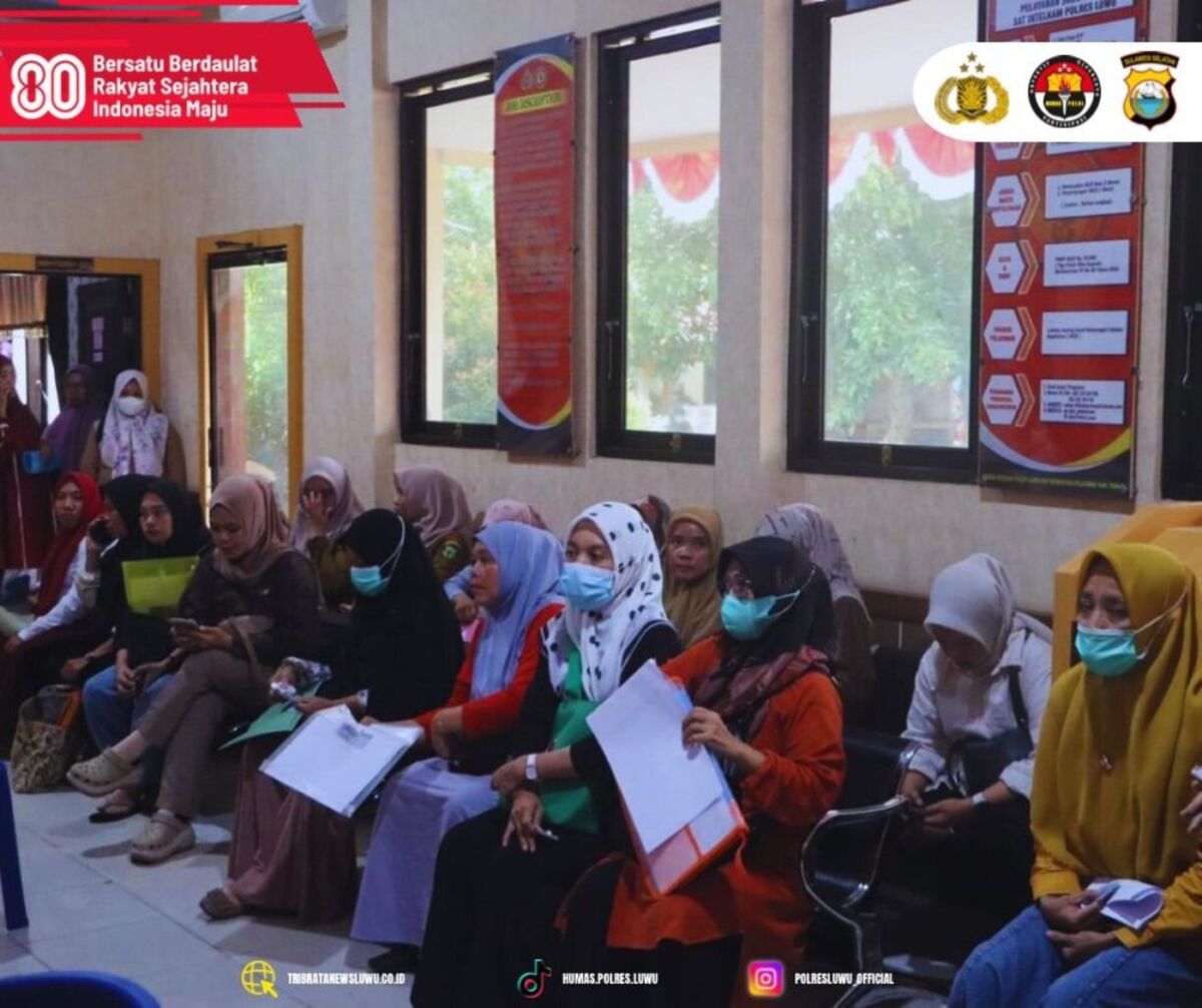 TETAP LAYANI -- Sat Intelkam Polres Luwu membuka pelayanan SKCK pada akhir pekan, Sabtu dan Minggu, guna mengantisipasi lonjakan masyarakat yang mengajukan persyaratan administrasi. 
