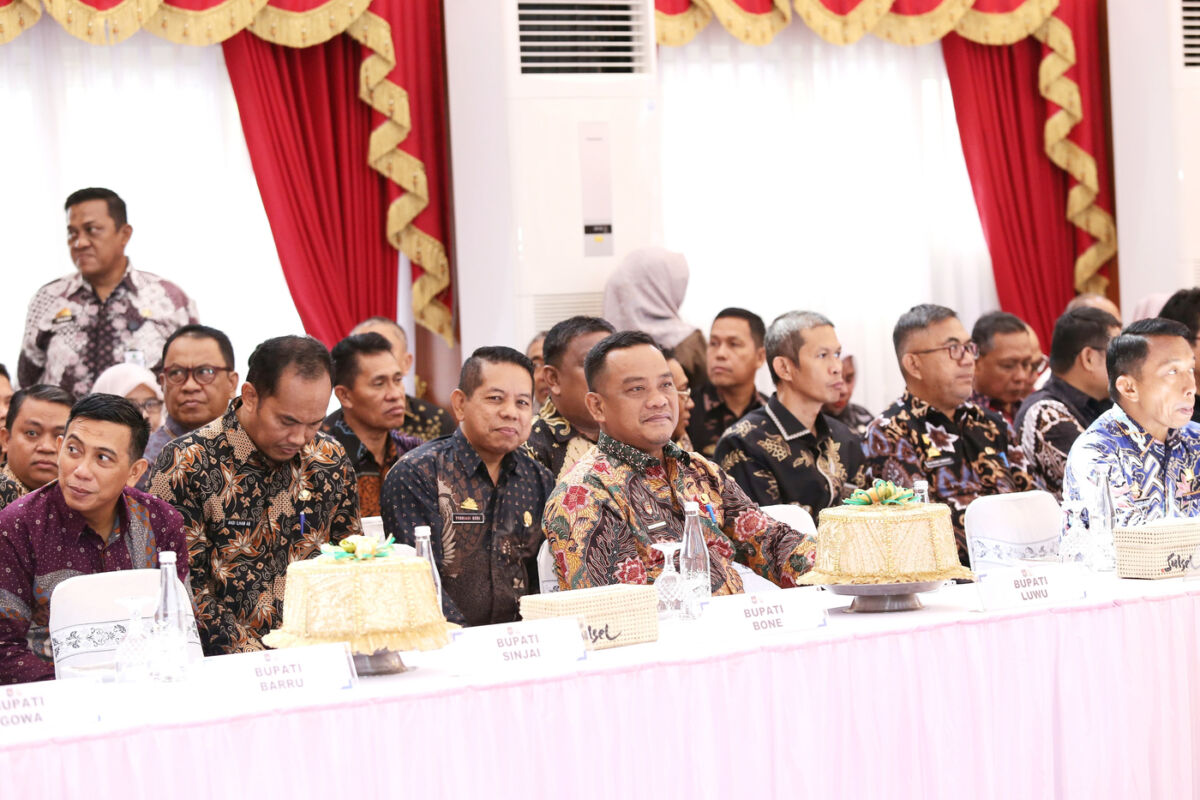 RAPAT -- Bupati Luwu Patahuddin saat mebghadiri rapat bersama Mendagri Tito Karnavian di Aula Asta Cita, Rumah Jabatan Gubernur Sulsel baru-baru ini.  
