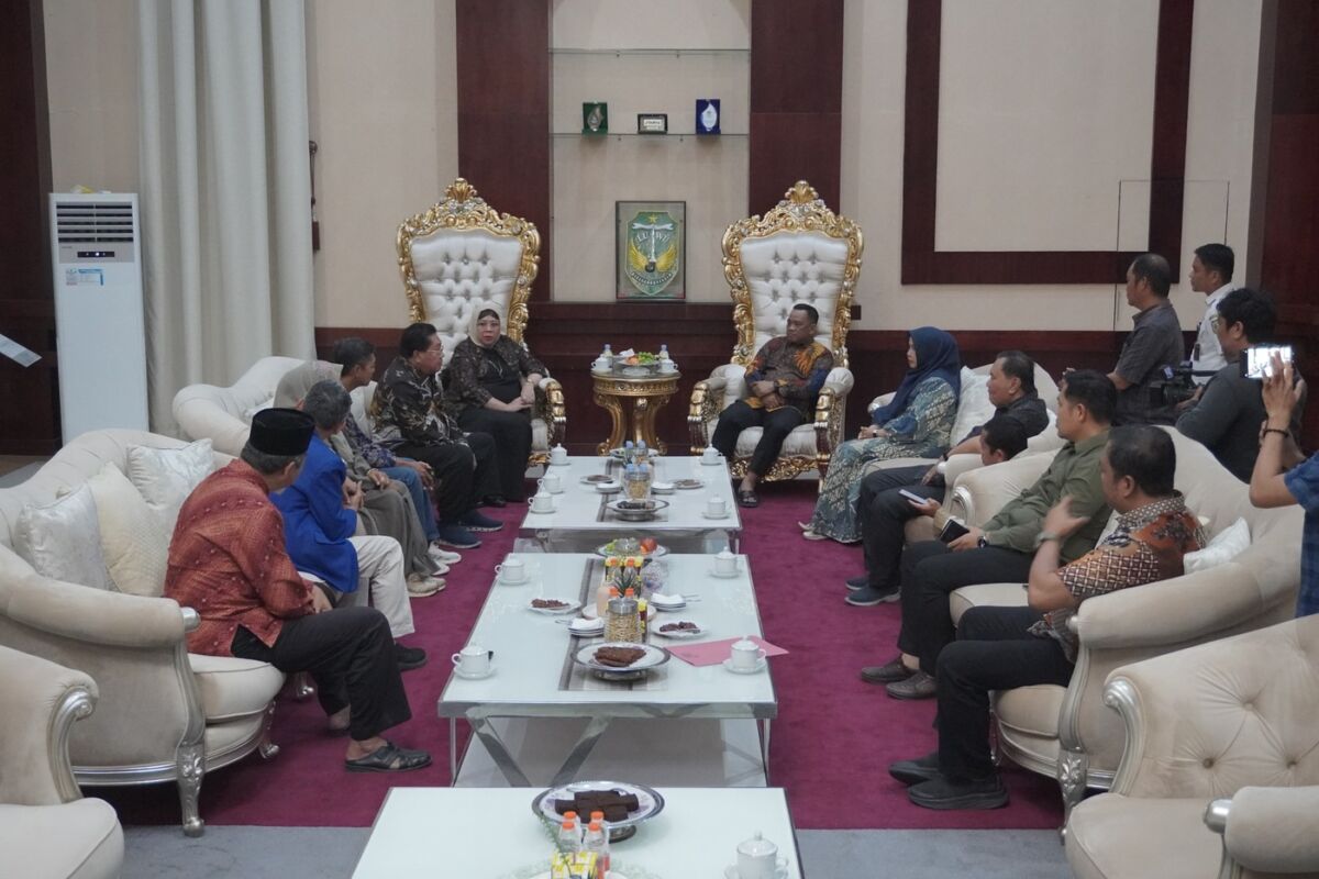 KUNKER DUBES -- Bupati Luwu, H Patahudding bersama Ketua TP-PKK Kabupaten Luwu, Hj Kurniah Patahudding menerima kunjungan kerja Duta Besar RI untuk Kuwait, Lena Maryana Mukti di Rumah Jabatan Bupati Luwu,  Rabu (10/9) malam. 
