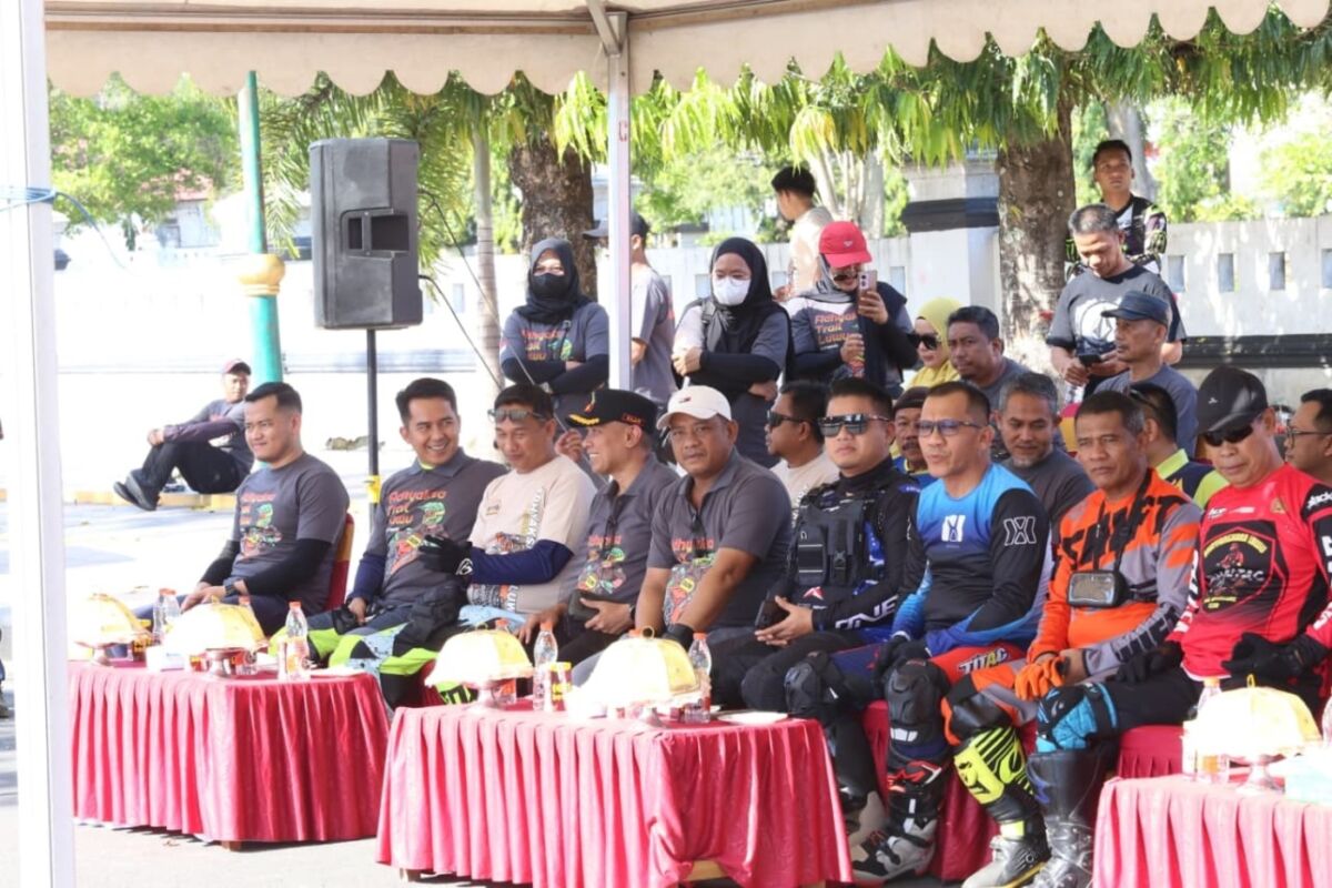 LEPAS RIDER -- Bupati Luwu, H Patahudding bersama Kepala Kejari Luwu, Zulmar Adhy Surya secara resmi melepas ribuan raider peserta Wisata Alam Luwu (WAL) 2025 di jalur dua Kota Belopa, depan Kantor Bupati Luwu, Sabtu (13/9). 