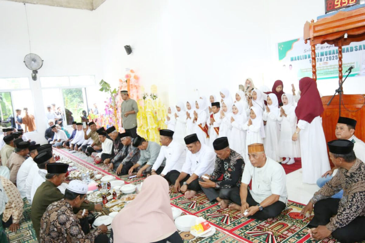 MAULID -- Bupati Luwu, H. Patahudding menghadiri peringatan Maulid Nabi Muhammad SAW 1447 H/2025 Masehi yang digelar di Desa Babang, Kecamatan Larompong Selatan, pada Minggu (14/9).  
