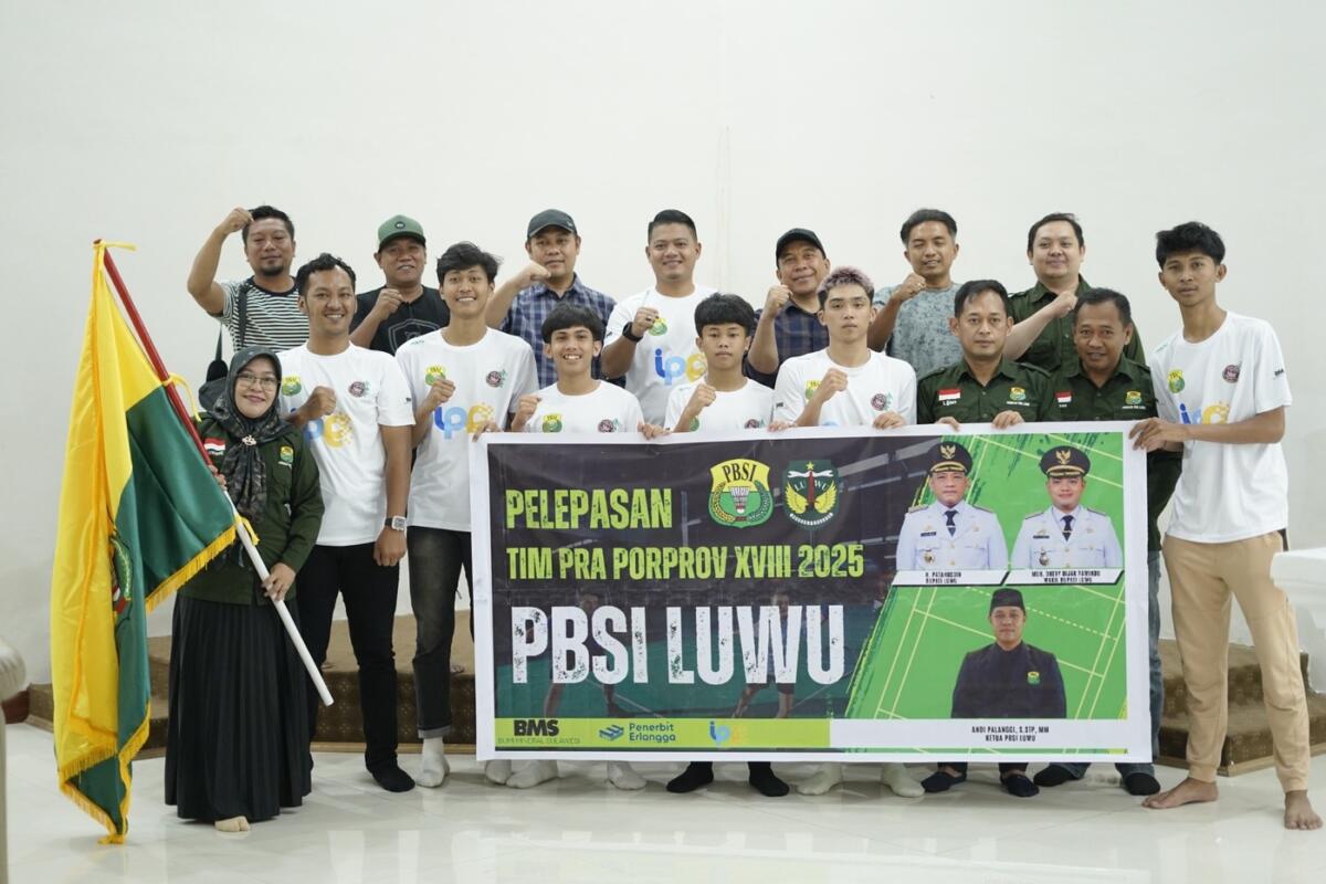 LEPAS KONTINGEN -- Wabup Luwu, Muh. Dhevy Bijak Pawindu melepas secara resmi kontingen atlet bulutangkis Kabupaten Luwu yang akan berlaga pada ajang Pra Porprov XVII Sulawesi Selatan tahun 2025 di Rujab Wakil Bupati Luwu, Belopa, Minggu (21/9).