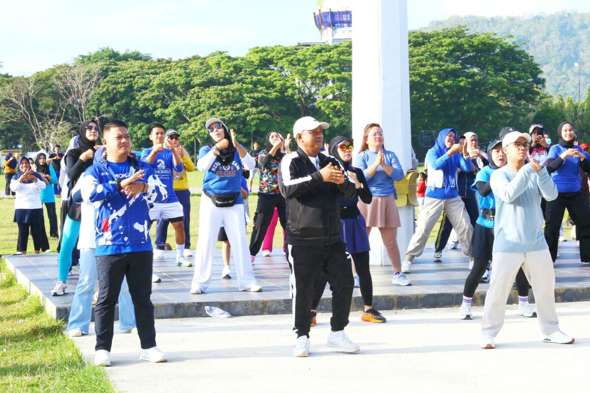 SENAM SEHAT -- Bupati Luwu, H Patahudding bersama Wakil Bupati Luwu Muh.Dhevy Bijak Pawindu mengikuti senam sehat bersama di Lapangan Andi Djemma Belopa yang digelar DPC Partai Demokrat Kabupaten Luwu dalam rangka HUT Partai Demokrat ke 24, Minggu (7/9/)
