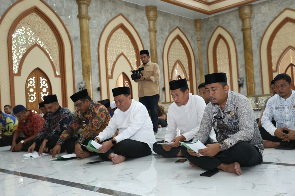 DZIKIR BERSAMA -- Bupati Luwu, Patahudding bersama ASN dan non ASN melaksanakan shalat dhuha dan dilanjutkan dzikir bersama di Masjid Agung Belopa baru-baru ini.
