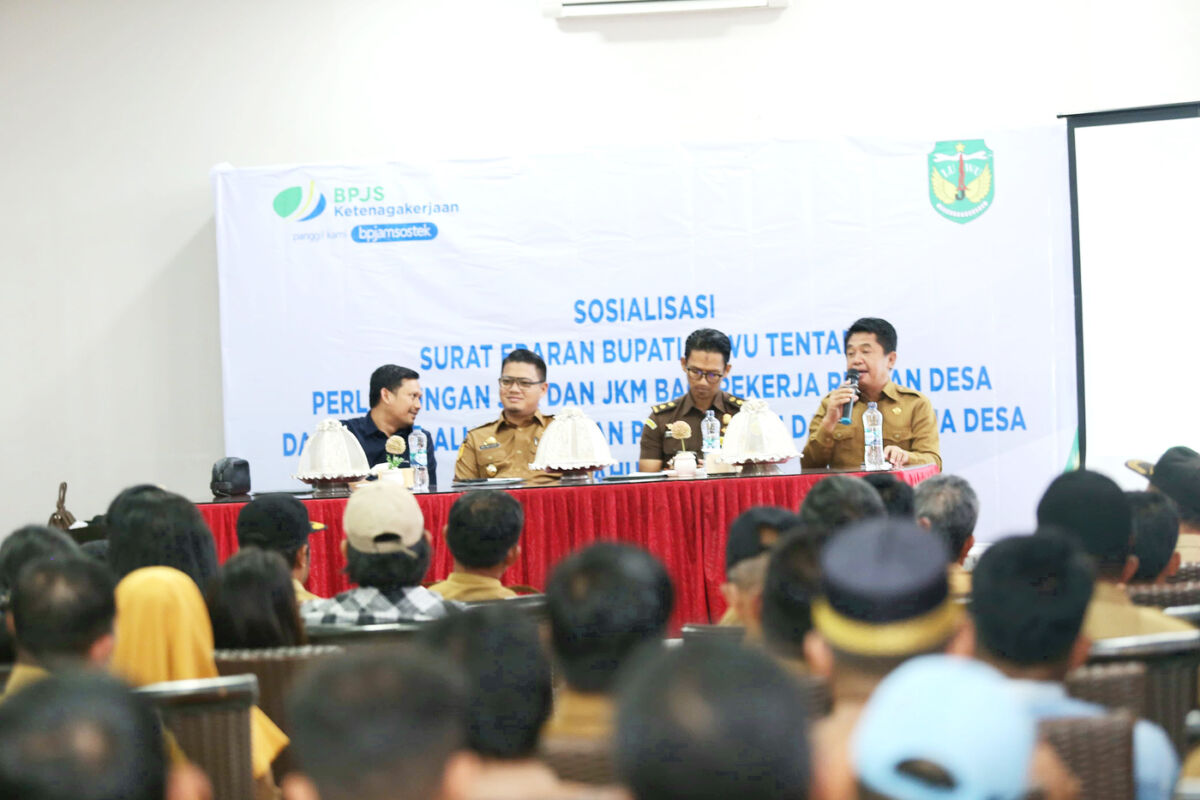 SOSIALISASI -- Wakil Bupati Luwu, Muhammad Dhevy Bijak Pawindu membuka kegiatan sosialisasi Perlindungan Peserta dan Manfaat BPJS Ketenagakerjaan bagi Ekosistem Desa di Kabupaten Luwu di Mega Plaza Palopo, Selasa (16/9). 