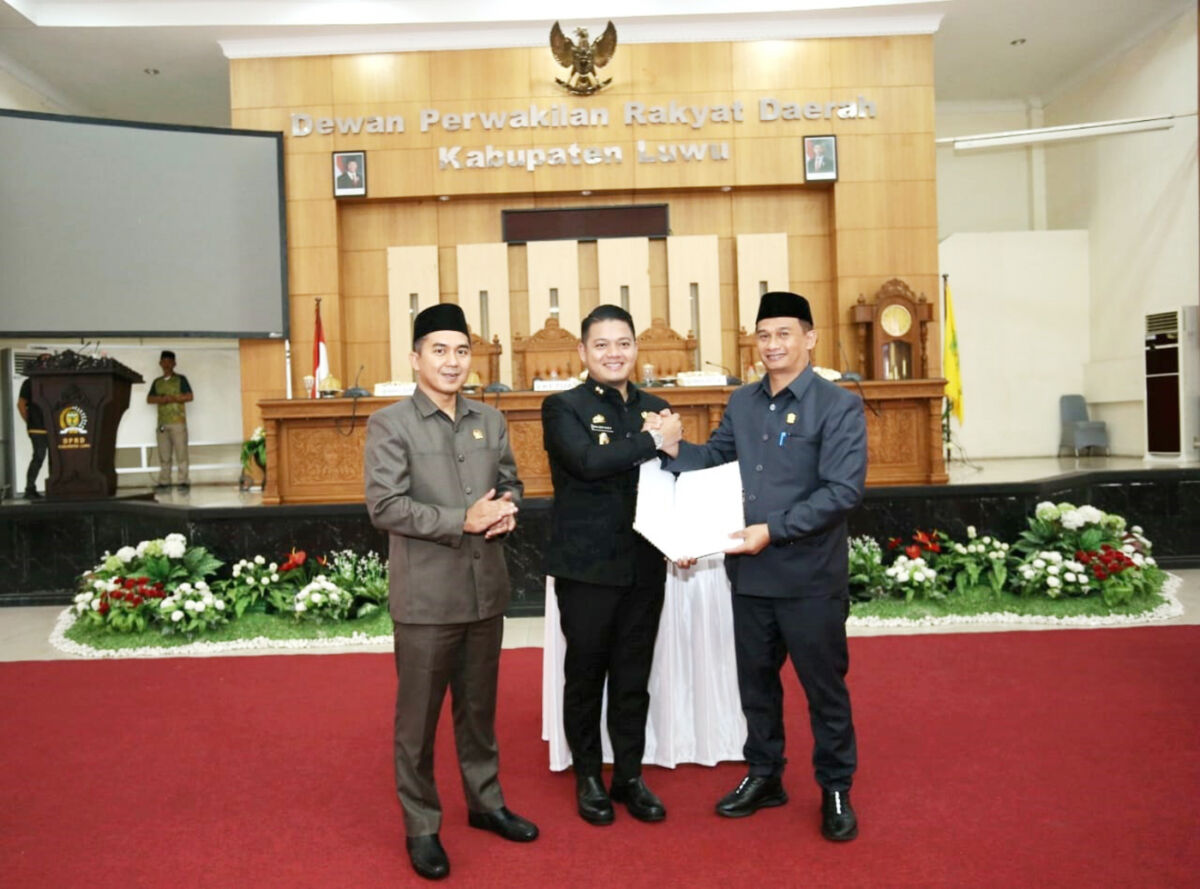 PENETAPAN -- DPRD Kabupaten Luwu bersama Pemkab Luwu menggelar rapat paripurna penetapan KUA dan PPAS Pokok Tahun Anggaran 2026 serta rancangan APBD-P Tahun Anggaran 2025 di ruang sidang Gedung DPRD, Jumat (12/9). 
