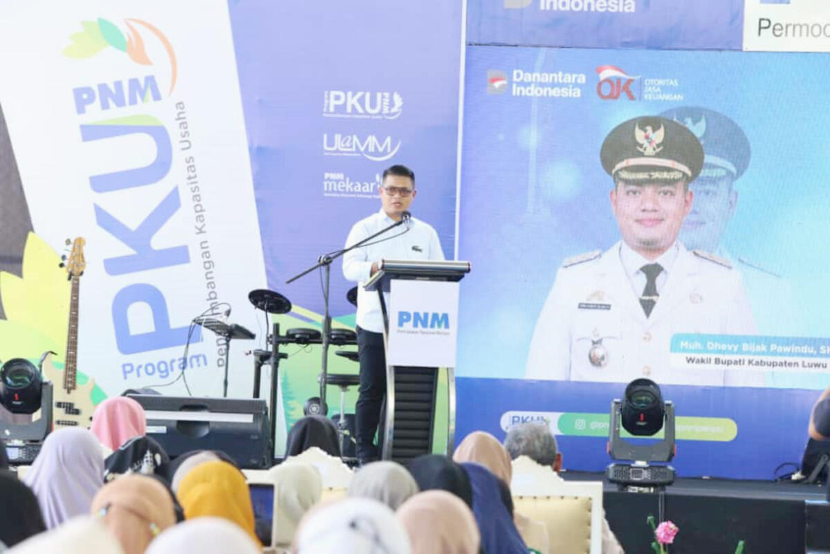 BUKA -- Wabup Luwu, Muh Dhevy Bijak Pawindu membuka secara resmi kegiatan Pengembangan Kapasitas Usaha (PKU) PNM 2025 di Lapangan Tennis Kantor Kementerian Agama Kabupaten Luwu, Sabtu (20/9).
