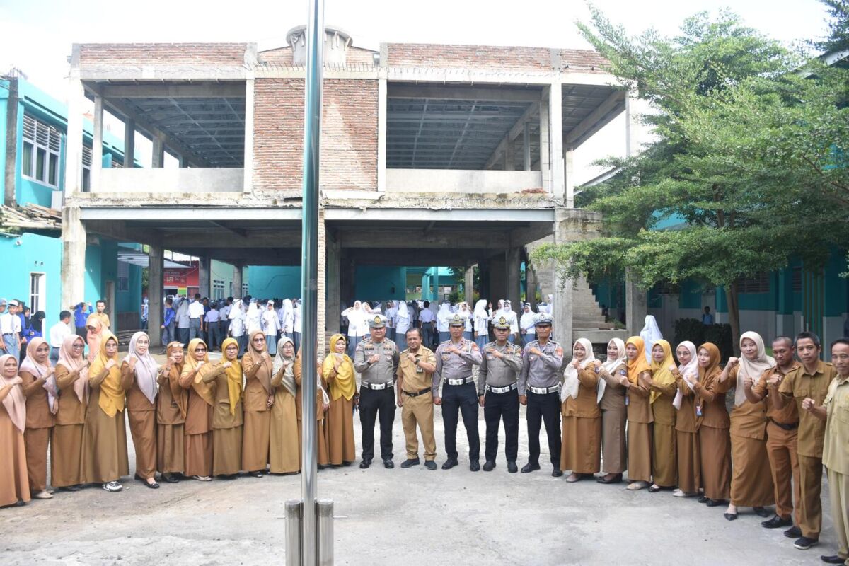EDUKASI -- Kasat Lantas Polres Bulukumba, AKP H.M. Nawir menjadi Irup pengibaran bendera merah putih di halaman SMKN 1 Bulukumba, Senin (8/9). 
