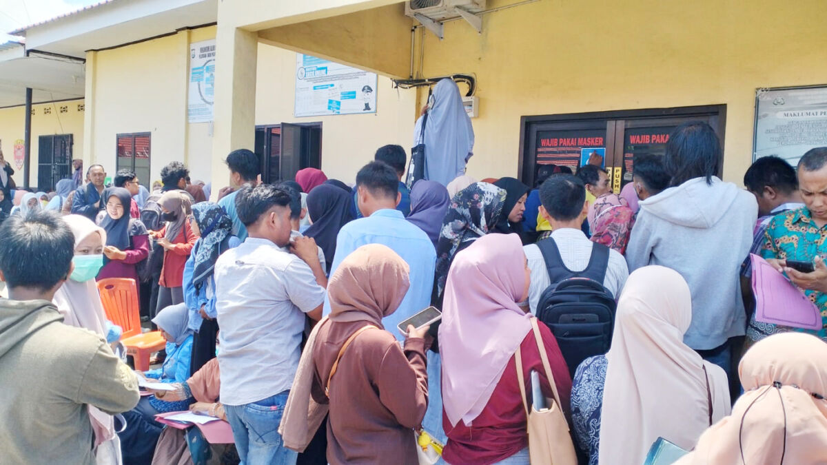 ANTRIAN -- Suasana antrian panjang pemohon SKCK di Mapolres Bulukumba baru-baru ini. 
