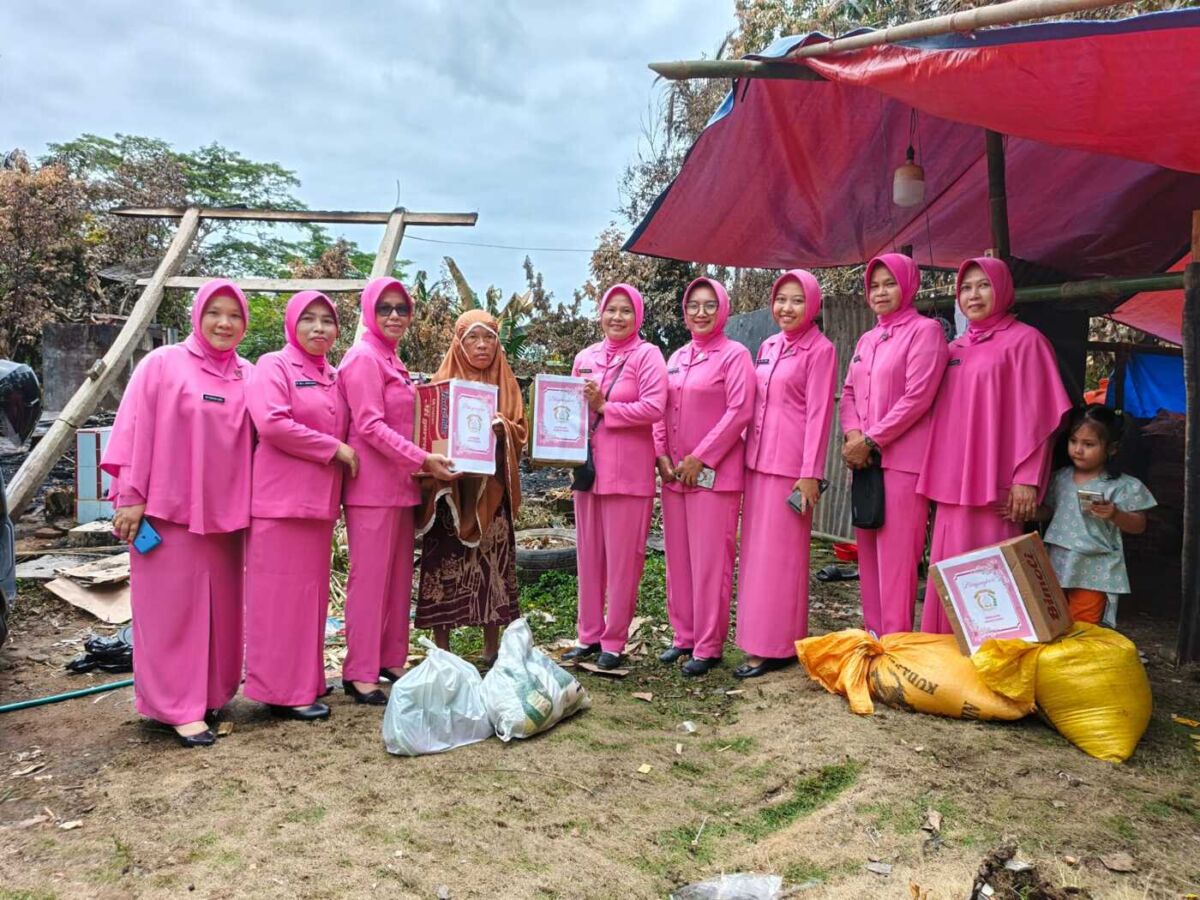 BANTUAN -- Personel Polsek Kajang Bulukumba bersama Bhayangkari Ranting Kajang menyalurkan bantuan kepada korban kebakaran Desa Batunilamung, Kecamatan Kajang, Minggu (14/9).  

