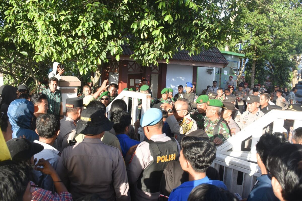 AMAN -- Kapolres Bulukumba AKBP Restu Wijayanto mengapresiasi semua elemen telah menjaga kondusifitas daerah seusai ribuan massa menggelar aksi demonstrasi di Gedung DPRD Bulukumba, Senin (1/9). Saat aksi unjuk rasa, Polres menurunkan 489 personel.
