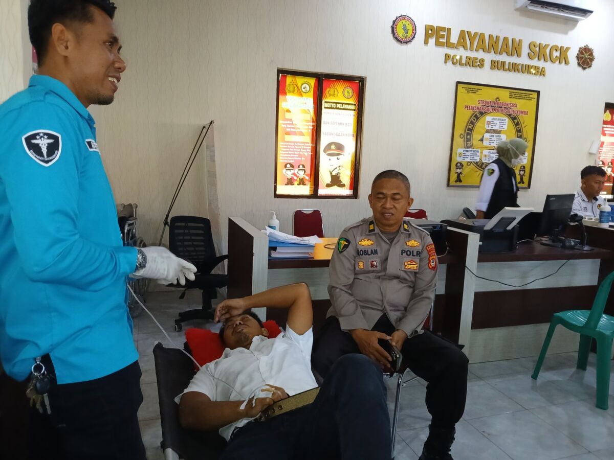 KELELAHAN -- Personel Polres Bulukumba, Aipda Arman harus diinfus karena kelelahan melayani pemohon SKCK di Mapolres Bulukumba siang-malam hingga tembus pagi hari, Senin (15/9). 
