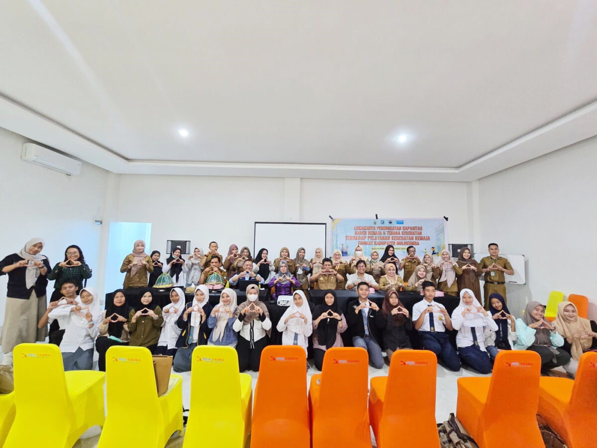 LOKAKARYA -- Kadis Kesehatan Kabupaten Bulukumba, dr. H. Muhammad Amrullah foto bersama para peserta usai membuka secara resmi lokakarya Manajemen Terpadu Pelayanan Kesehatan Remaja (MTPKR) di Aula Showroom Singaraja Berlian Motor, Selasa (16/9). 
