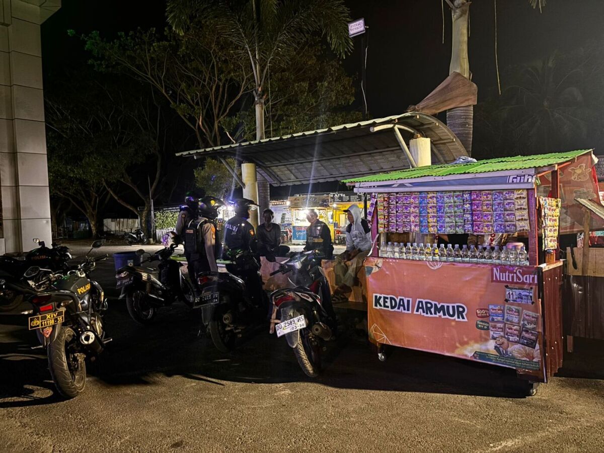 PATROLI -- Satuan Samapta Polres Bulukumba melaksanakan kegiatan Patroli Perintis Presisi dengan menyasar sejumlah titik rawan kejahatan dan gangguan kamtibmas, Senin (8/9) malam. 
