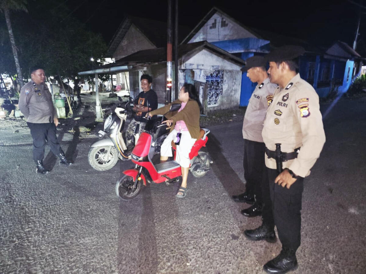 PATROLI -- Personel Polsek Ujungloe saat melakukan patroli Cipkon di sejumlah wilayah, pada Sabtu (20/9).
