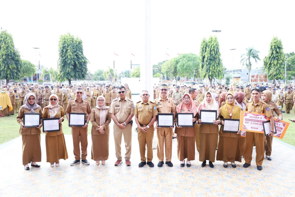 PENGHARGAAN -- Bupati Bulukumba, Muchtar Ali Yusuf  didampingi Wabup Edy Manaf, Sekkab Muh. Ali Saleng dan Kepala Bapperida Andi Irma Darmayanti Untung foto bgersama para pemenang usai menyerahkan penghargaan di halaman Kantor Bupati Bulukumba, Senin (1/9).
