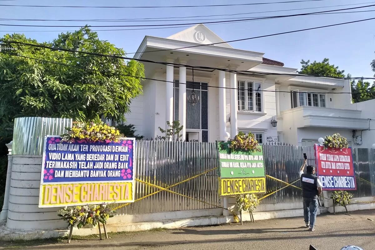 Denise Chariesta mengirimkan 3 karangan bunga ke rumah Uya Kuya usai dijarah massa tak dikenal. (Abdul Rahman/JawaPos)