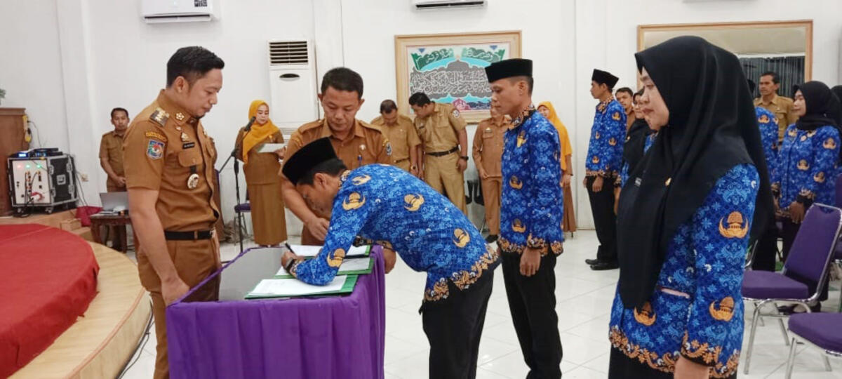 SERAHKAN SK -- Bupati Enrekang Muh Yusuf Ritangnga didampingi Wakil Bupati Andi Tenri Liwang mengukuhkan 77 PPPK sekaligus menyerahkan SK pengangkatan yang digelar di Pendopo Rujab Bupati Enrekang, Senin (22/9). 

