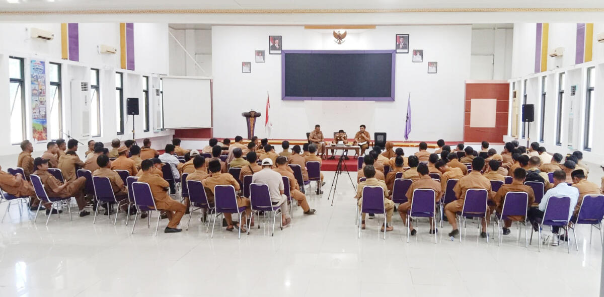 SILATURRAHMI -- Bupati Enrekang, Muh Yusuf Ritangnga, didampingi Wakil Bupati Andi Tenri Liwang, Plt. Sekda Zulkarnain Kara, menggelar Rakor dan silaturrahmi dengan para Kades yang tergabung dalam Koordinator Kecamatan Persatuan Kepala Desa (PKD) Enrekang di Aula Kantor Bupati Enrekang, Senin (22/9) 
