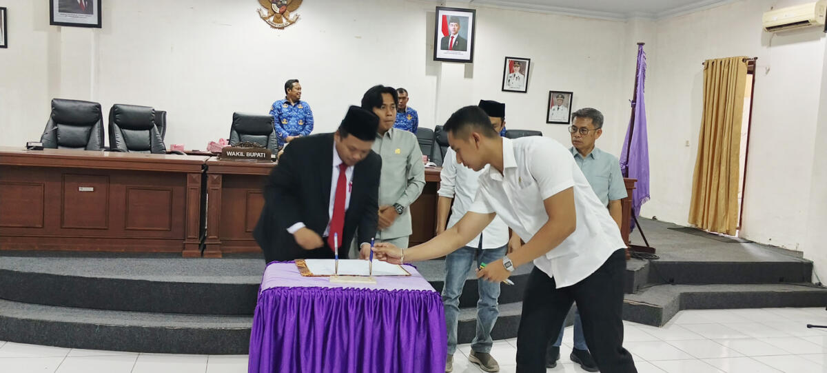 TEKEN KUA-PPAS-P  -- Wabup Andi Tenri Liwang La Tinro saat melakukan penandatangan nota kesepakatan KUA-PPAS-Perubahan 2025 di Gedung DPRD Enrekang, Rabu (17/9).
