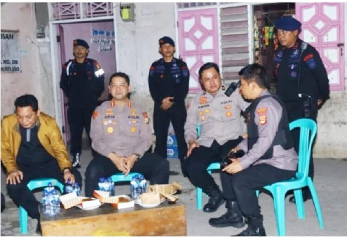 BINCANG -- Kapolrestabes Makassar, Kombes Pol Arya Perdana bersama jajarannya dan Pemerintah Kecamatan Tallo berbincang tentang pasca konflik antar-warga di Tallo. 
