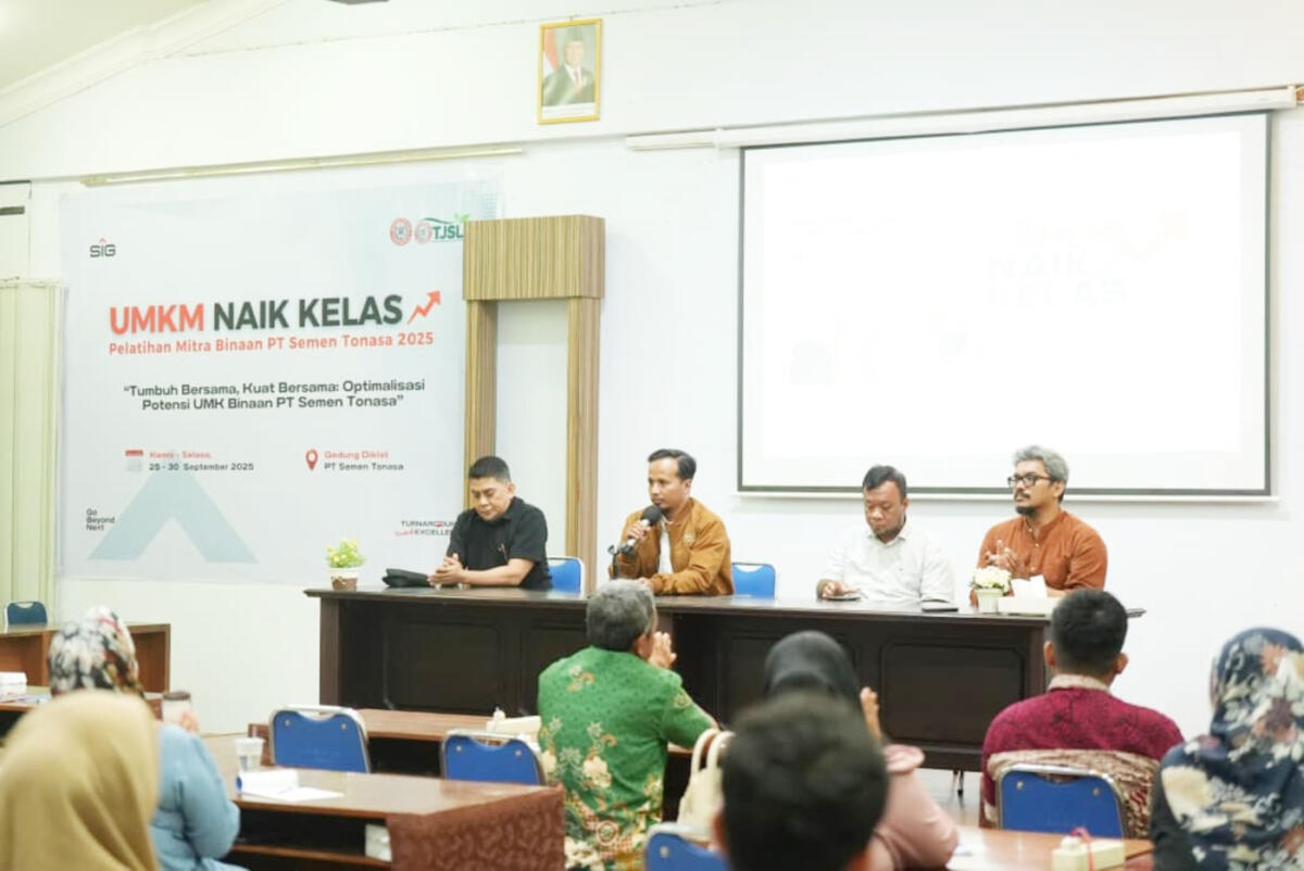 BUKA -- SM TJSL PT Semen Tonasa, Andita Sely Bestoro, saat memberikan sambutan sekaligus membuka pelatihan mitra binaan melalui program UMKM Naik Kelas.
