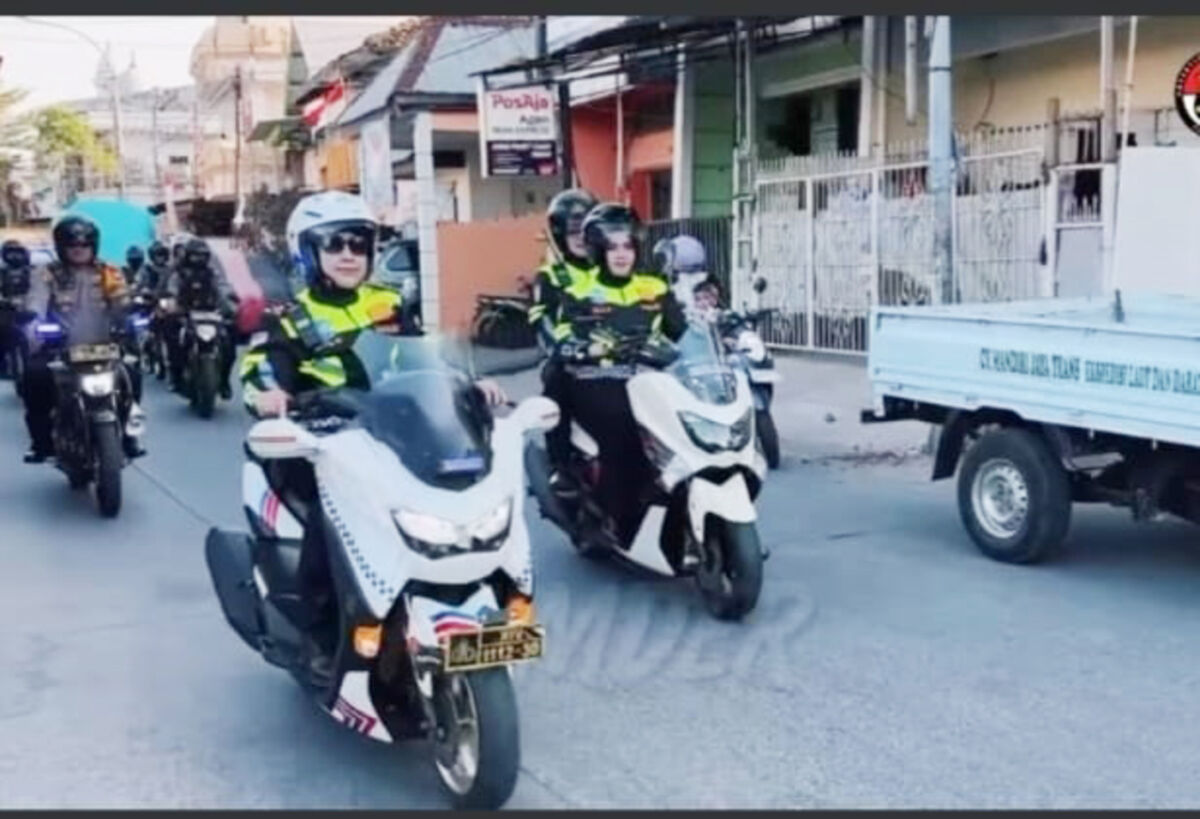 IST
PATROLI -- Kapolres Pelabuhan Makassar saat memimpin patroli bersakala besar dengan menggunakan motor patroli menyisir lokasi waran terjadi tindak kejahatan di wilayah hukum Polres Pelabuhan Makassar. 
