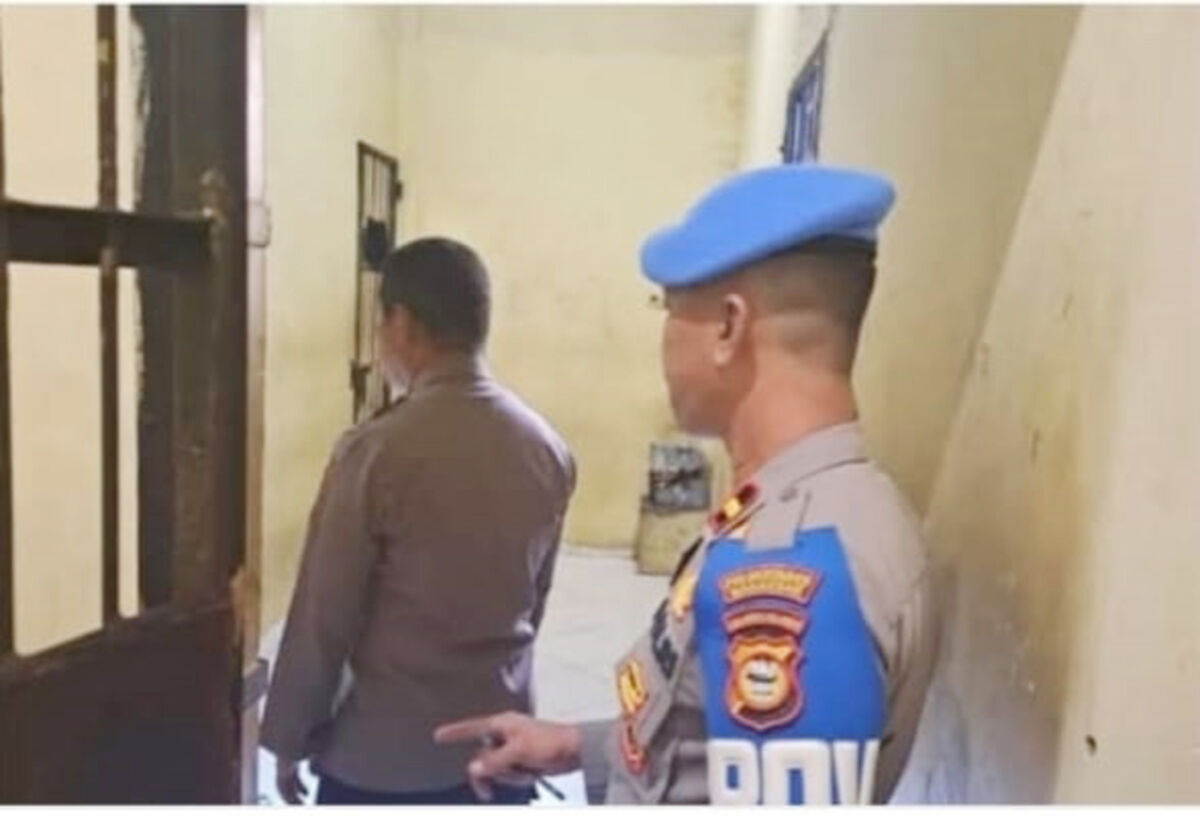 SIDAK -- Kanit Propam Polsek Tamalate yang melakukan sidak di ruang tahanan Polsek Tamalate. 
