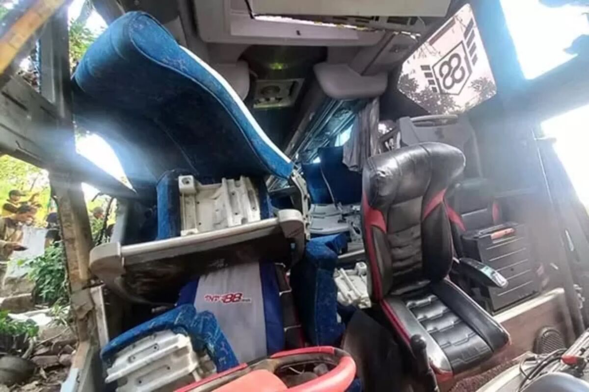 Kondisi bus pariwisata yang muat rombongan RS Bina Sehat Jember usai kecelakaan maut di jalur Bromo Boto, Probolinggo. Gubernur Jatim Khofifah sampaikan duka cita. (Inneke Agustin/ Radar Bromo)