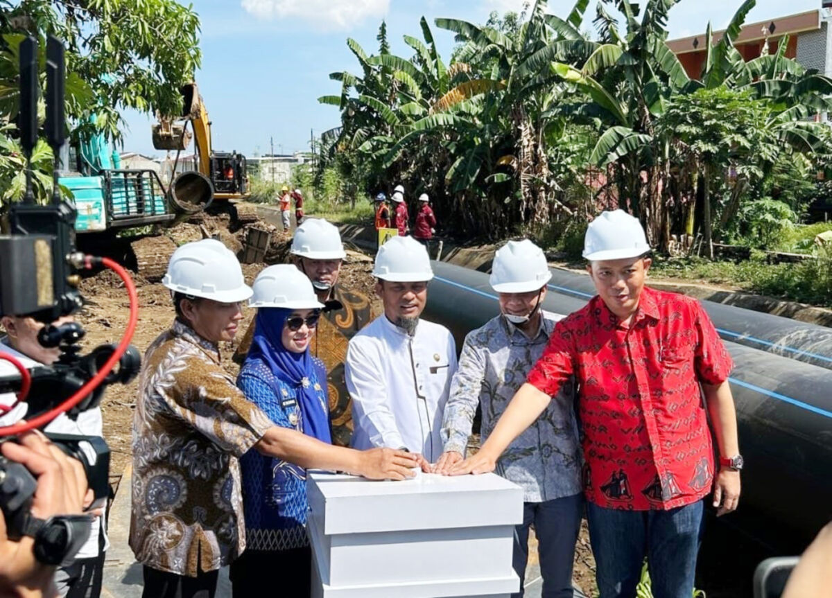 IST
SPAM REGIONAL -- Gubernur Sulawesi Selatan, Andi Sudirman Sulaiman bersama Bupati Gowa, Husniah Talenrang bersama melakukan penekanan tombol sebagai tanda dimulainya pembangunan SPAM Regional Mamminasata di Kabupaten Gowa.
