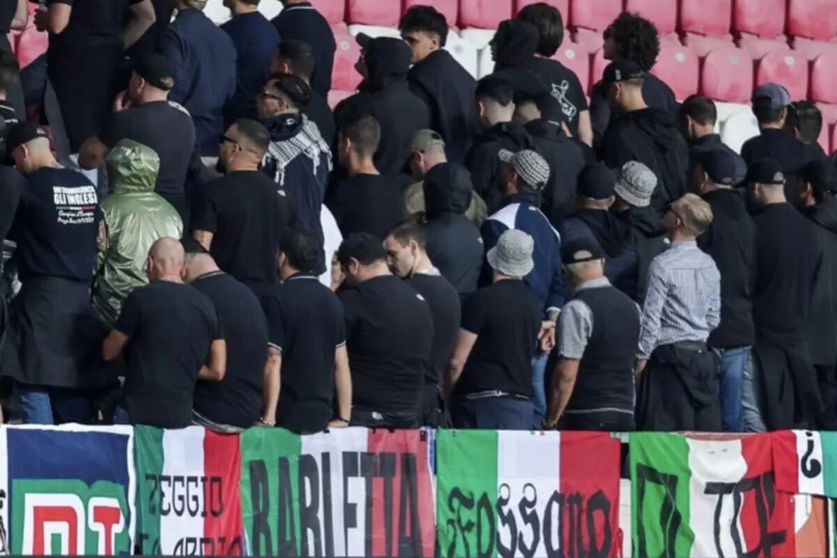 Ultras Italia membelakangi lapangan ketika lagu nasional Israel dinyanyikan (Instagram @vibeballs)