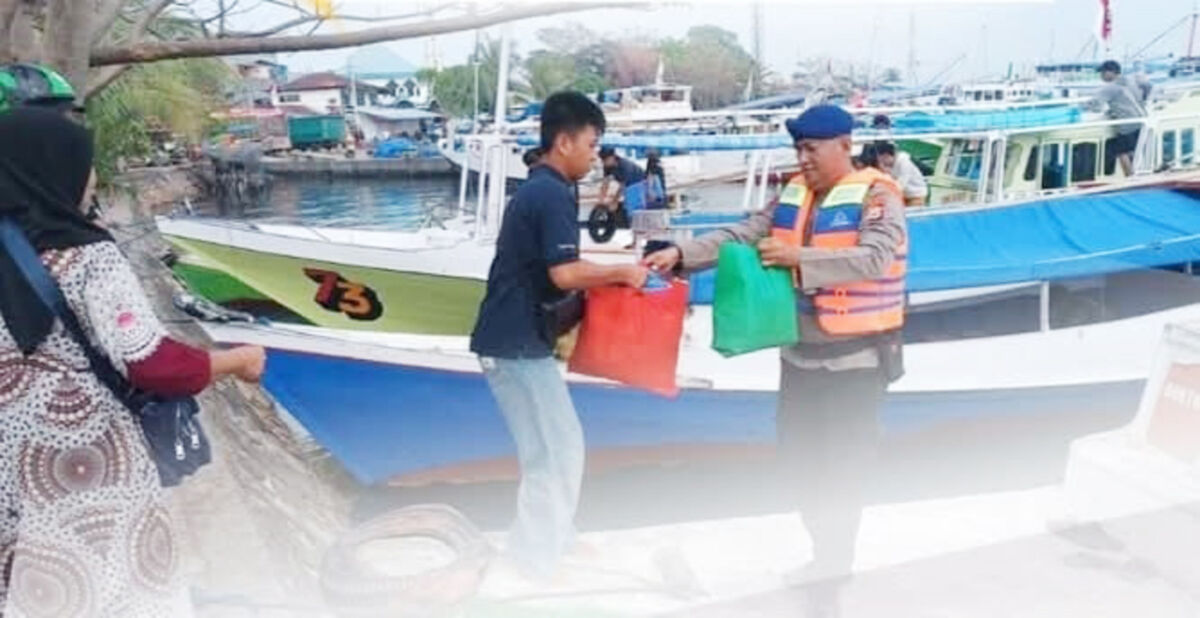 KAMTIBMAS -- Personel Satpolairud yang melaksanakan operasi Kamtibmas di Pelabuhan Paotere. 
