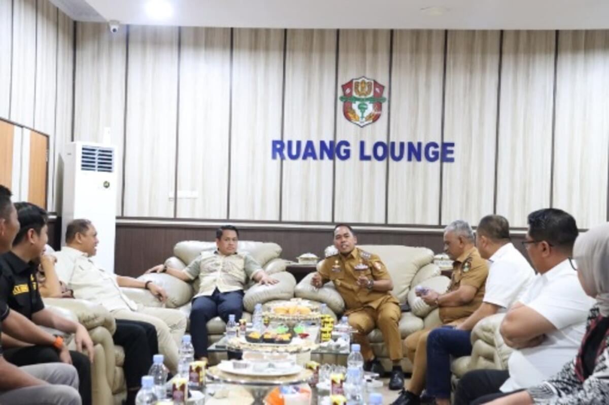 KUNJUNGAN -- Bupati Wajo, Andi Rosman saat menerima kunjungan kerja Wakil Ketua DPRD Sulsel Sufriadi Arif dan Komisi D DPRD Sulsel di Ruang Lounge Kantor Bupati Wajo baru-baru ini. 
